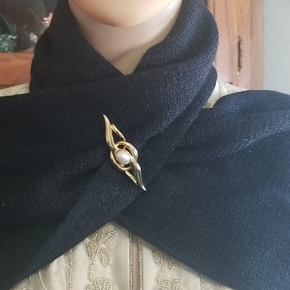 Wowen Gold Color Brooch/Pin With White Pearl